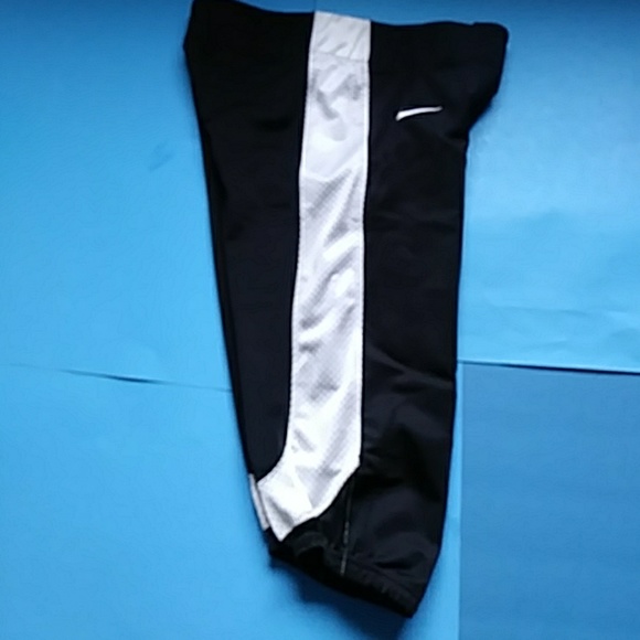 LIKE NEW NIKE FOOTBALL PANT - Picture 5 of 8